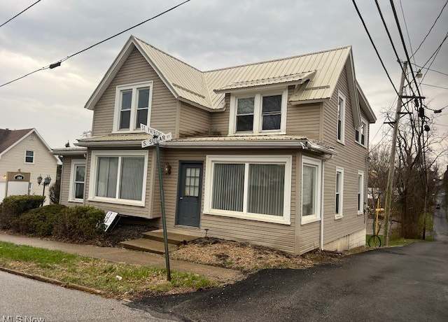 Property at 104 S Sugar St, St. Clairsville, OH 43950, 3 beds, 1 bath