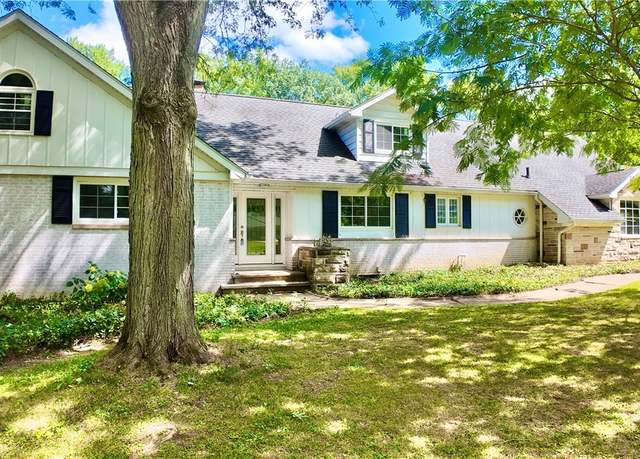 Property at 135 Southwood Rd, Akron, OH 44313, 5 beds, 4.5 baths