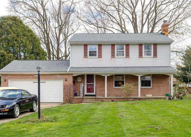 Property at 2949 Algonquin Dr, Poland, OH 44514, 3 beds, 2.5 baths