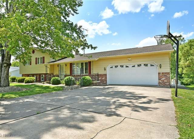 Property at 5207 Pierce Rd NW, Warren, OH 44481, 4 beds, 2 baths