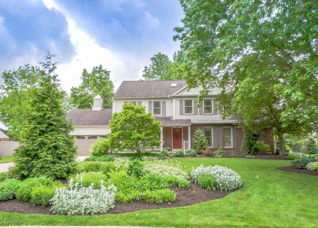 Property at 2872 Aylesbury St NW, North Canton, OH 44720, 4 beds, 2.5 baths