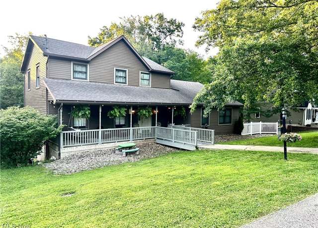 Property at 160 Crestwood Ct, Belpre, OH 45714, 4 beds, 4.5 baths