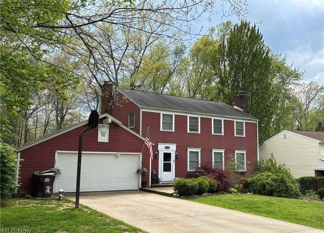 Property at 8570 Red Oak Dr NE, Warren, OH 44484, 4 beds, 2.5 baths
