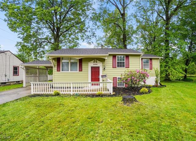 Property at 2405 Parkwood Dr NW, Warren, OH 44485, 3 beds, 1.5 baths
