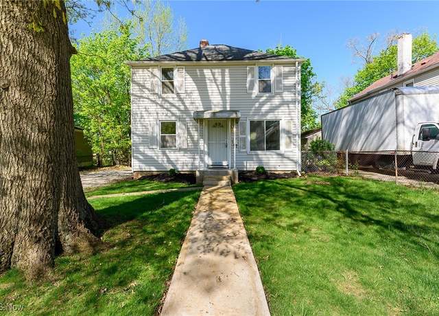 Property at 1086 Roslyn Ave, Akron, OH 44320, 3 beds, 1.5 baths