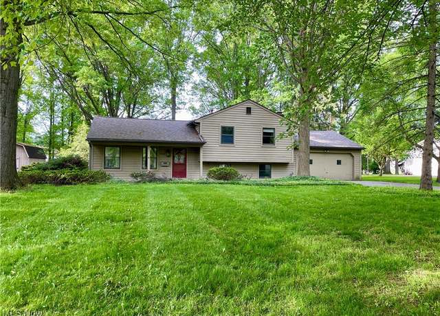 Property at 435 Bradford Dr, Canfield, OH 44406, 3 beds, 2.5 baths