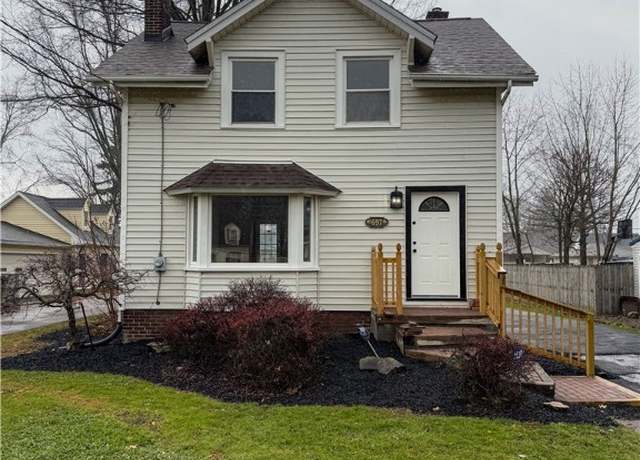 Property at 697 Perkinswood Blvd SE, Warren, OH 44483, 3 beds, 2 baths