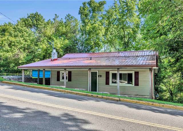 Property at 211 E Canal St, Navarre, OH 44662, 2 beds, 1.5 baths