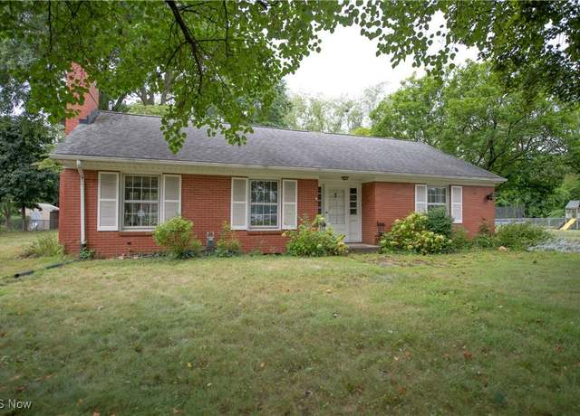 Property at 555 Park St NW, Navarre, OH 44662, 3 beds, 2 baths