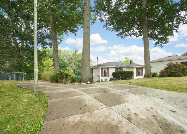 Property at 4577 Rex Lake Dr, Akron, OH 44319, 2 beds, 2 baths