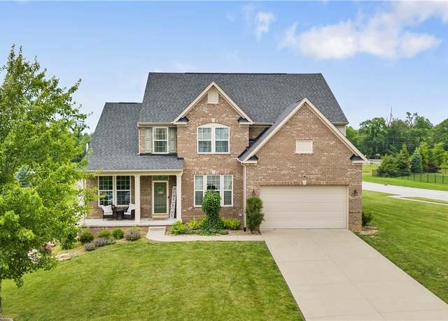 Property at 2979 Cloverhurst St NE, Canton, OH 44721, 4 beds, 3.5 baths