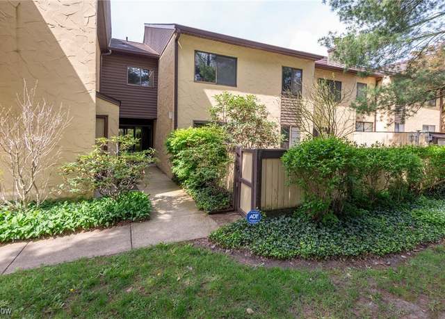 Property at 745 Hampton Ridge Dr, Akron, OH 44313, 3 beds, 2.5 baths