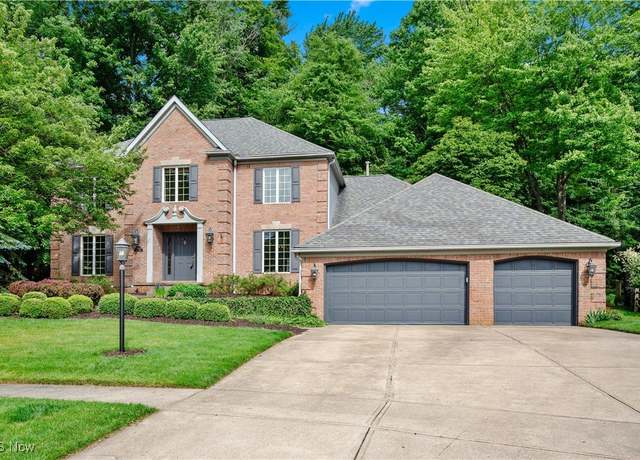 Property at 19154 Seven Oaks Dr, Strongsville, OH 44136, 4 beds, 3 baths