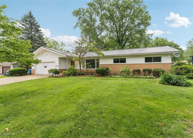 Property at 712 Leeman Dr, New Franklin, OH 44319, 3 beds, 2 baths