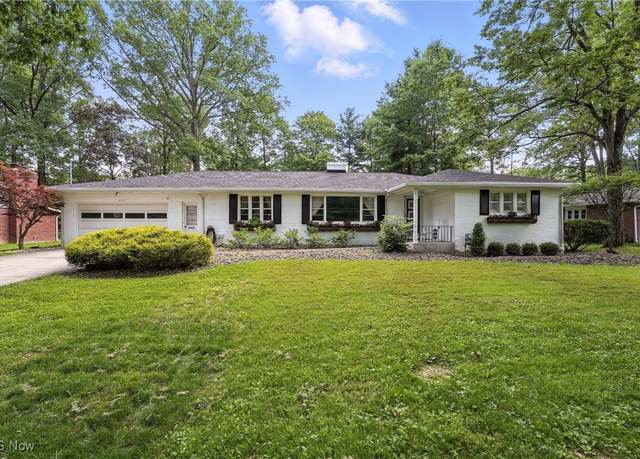 Property at 305 Sleepy Hollow Dr, Canfield, OH 44406, 4 beds, 3.5 baths