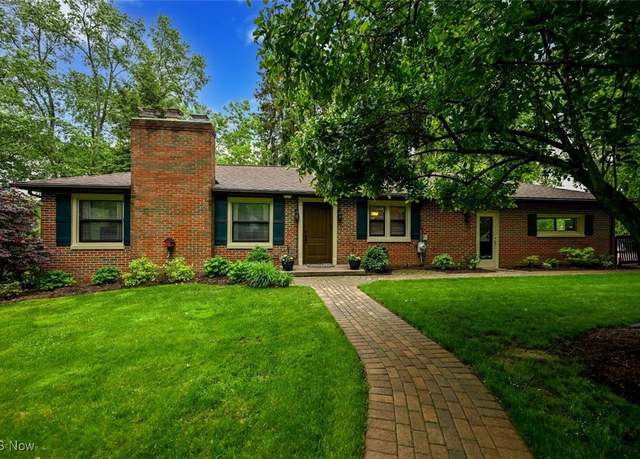 Property at 240 Waterside Dr, Medina, OH 44256, 4 beds, 3.5 baths