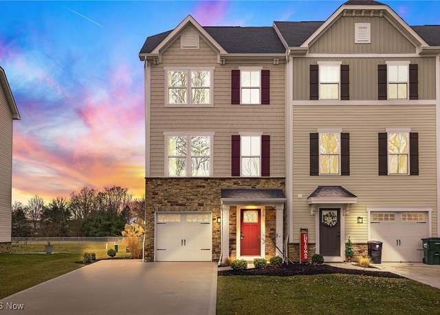 Property at 316 E Reno Dr, Louisville, OH 44641, 3 beds, 2.5 baths