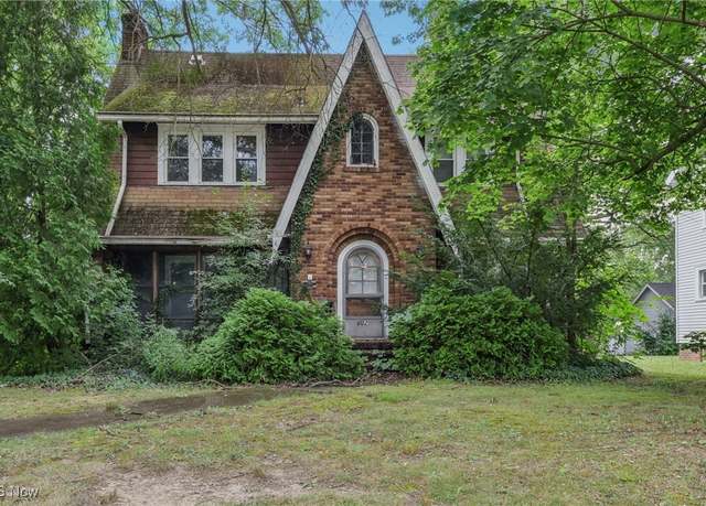 Property at 802 Orlando Ave, Akron, OH 44320, 3 beds, 1.5 baths