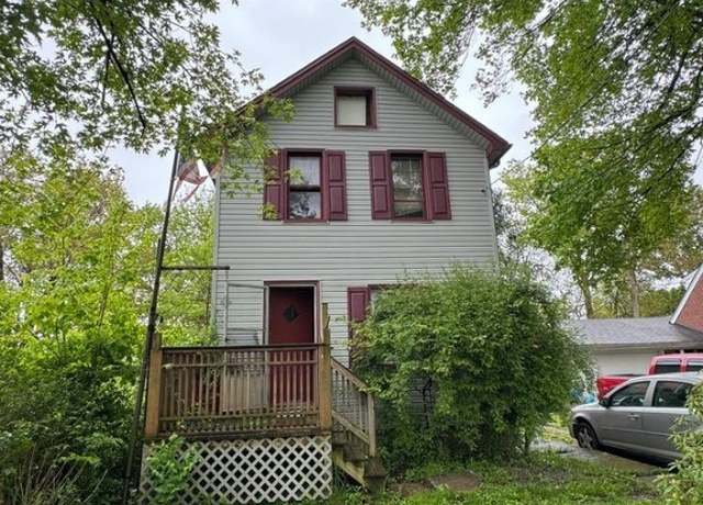 Property at 746 Taylor St, Hubbard, OH 44425, 3 beds, 1.5 baths