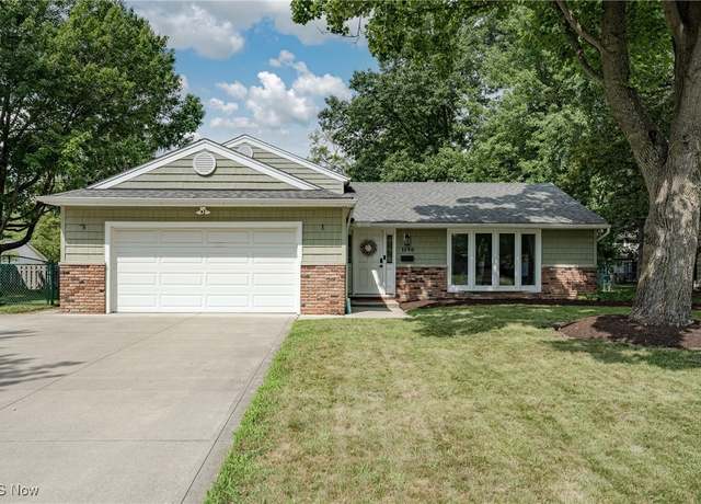 Property at 1896 Bromton Dr, Lyndhurst, OH 44124, 3 beds, 2.5 baths