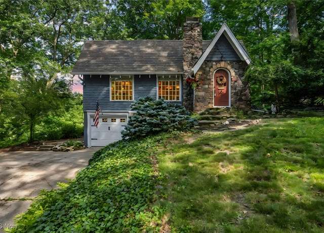 Property at 468 Palisades Dr, Akron, OH 44303, 3 beds, 2 baths