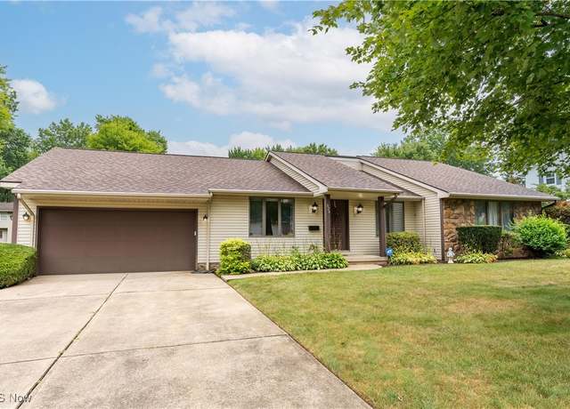 Property at 824 Sawmill Trl NE, Massillon, OH 44646, 4 beds, 2.5 baths