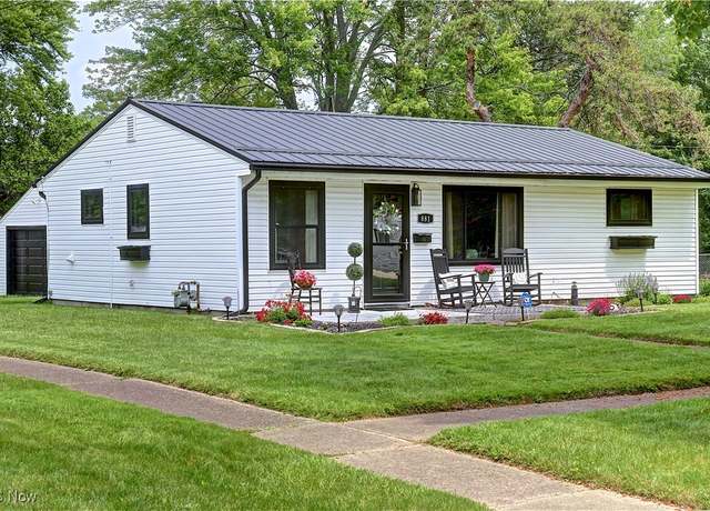 Property at 881 Oak St, Elyria, OH 44035, 3 beds, 1 bath