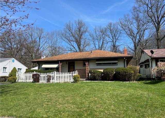 Property at 445 Camden Ave, Youngstown, OH 44505, 2 beds, 1.5 baths
