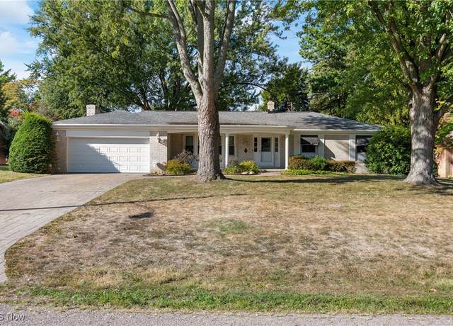 Property at 2425 Pennington St NW, Canton, OH 44709, 3 beds, 2.5 baths
