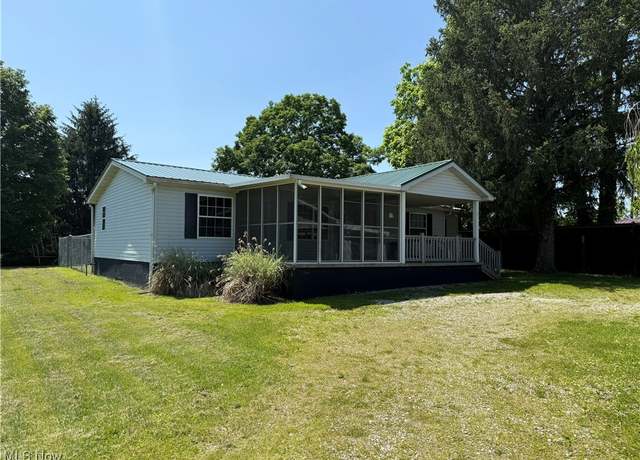 Property at 406 1/2 Hill St, Parkersburg, WV 26104, 3 beds, 2 baths