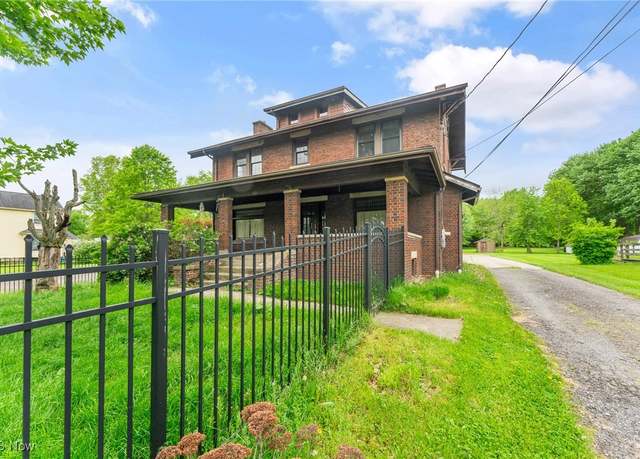 Property at 454 S Main St, Hubbard, OH 44425, 3 beds, 1.5 baths