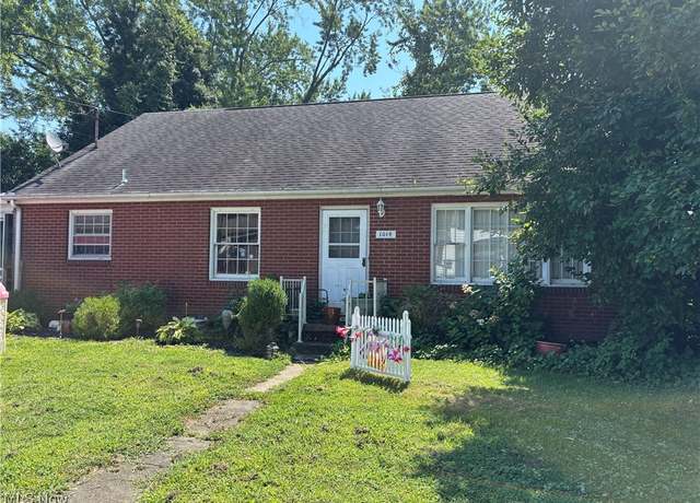 Property at 1014 Smithfield St, Parkersburg, WV 26101, 4 beds, 1.5 baths