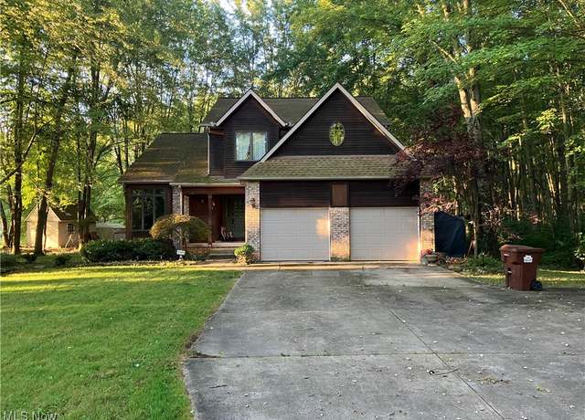 Property at 722 Airport Rd NW, Warren, OH 44481, 4 beds, 3.5 baths