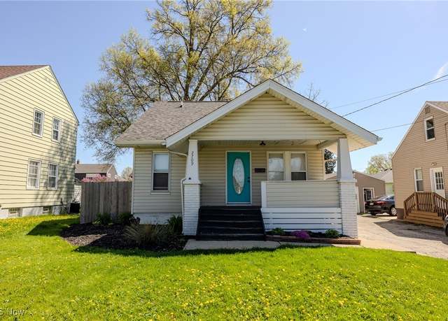 Property at 2709 Oakwood Dr, Cuyahoga Falls, OH 44221, 3 beds, 1 bath