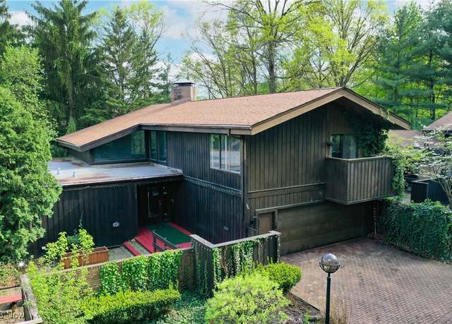 Property at 285 North Rd NE, Howland, OH 44484, 3 beds, 3.5 baths