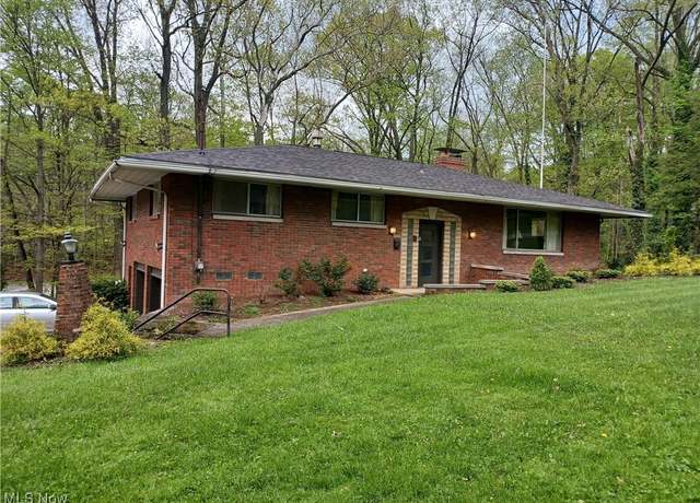 Property at 1050 Park Cir, Girard, OH 44420, 3 beds, 2.5 baths