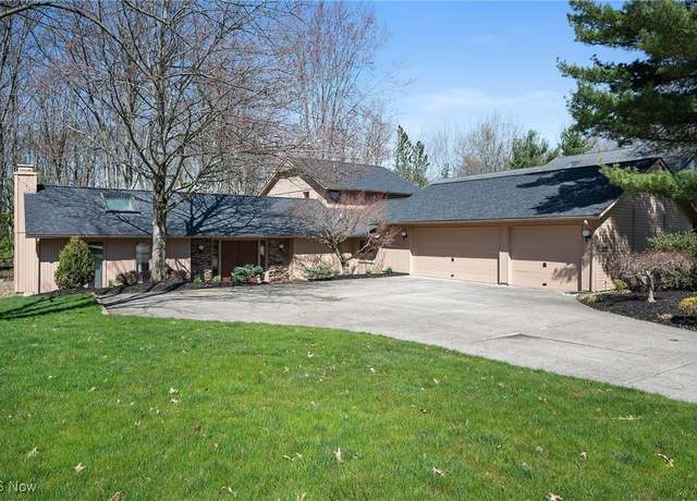 Property at 21847 Meadows Edge Ln, Strongsville, OH 44149, 3 beds, 2.5 baths
