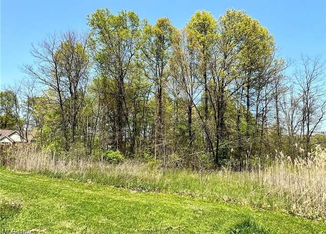 Property at 2135 Isabelle Dr, Girard, OH 44420