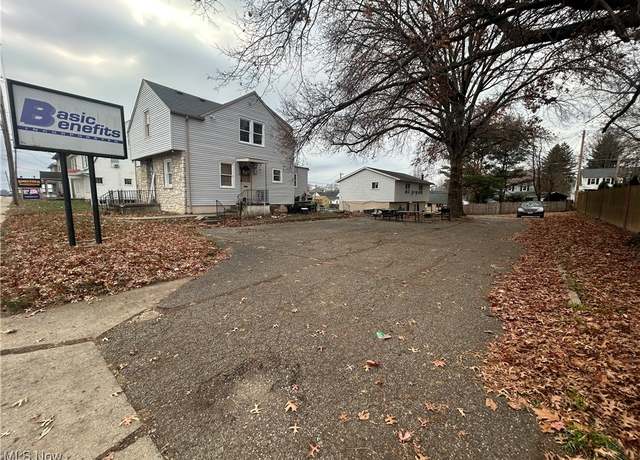Property at 1921 Maple Ave, Zanesville, OH 43701, 5 beds, 3 baths