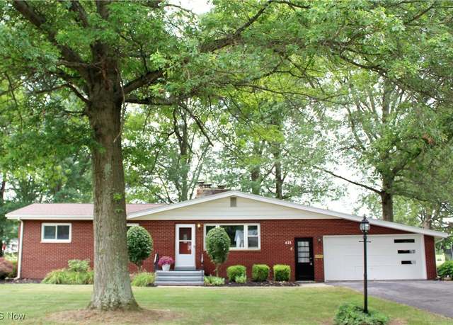 Property at 435 Parkview Dr, Columbiana, OH 44408, 3 beds, 1.5 baths