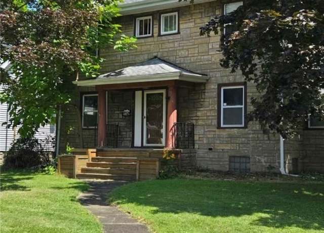 Property at 405 Oak Knoll Ave SE, Warren, OH 44483, 3 beds, 2 baths