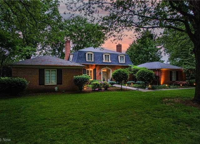 Property at 367 Country Club Dr NE, Warren, OH 44484, 4 beds, 4 baths