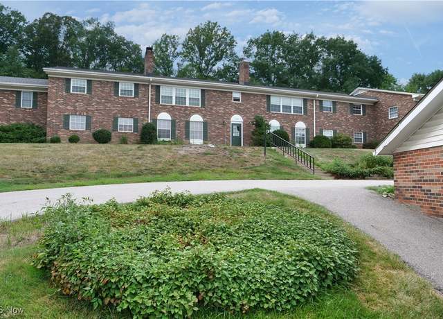 Property at 6920 Carriage Hill Dr, Brecksville, OH 44141, 2 beds, 1.5 baths