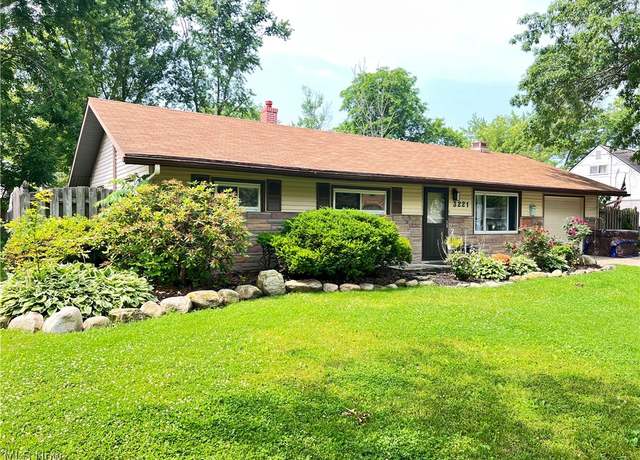 Property at 3221 Greenfield St NW, Warren, OH 44485, 3 beds, 2 baths
