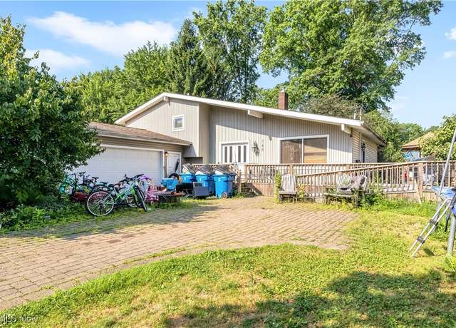 Property at 140 Frostwood Dr, Cortland, OH 44410, 3 beds, 2 baths