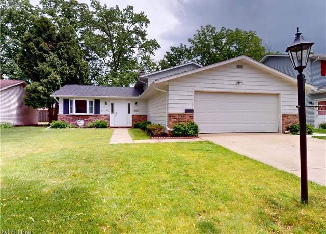 Property at 451 Edgewood Cir, Berea, OH 44017, 3 beds, 1.5 baths