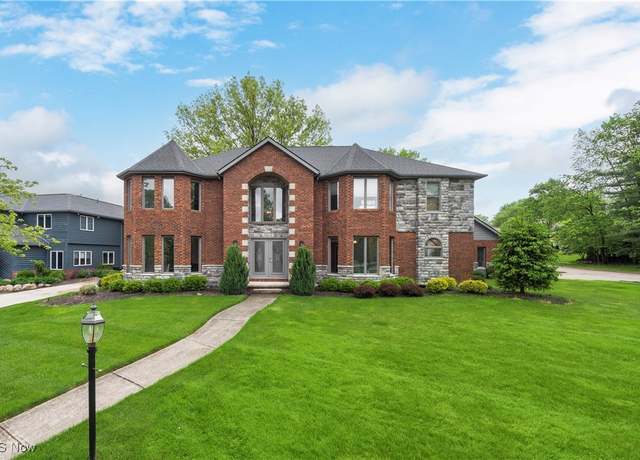 Property at 14931 Regency Dr, Strongsville, OH 44149, 4 beds, 3.5 baths
