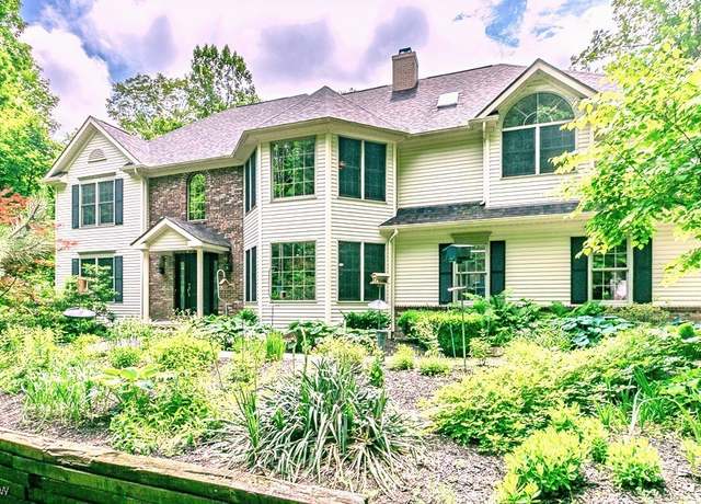 Property at 11295 Wellington Dr, Chardon, OH 44024, 4 beds, 3.5 baths