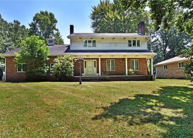 Property at 3120 Meadow Ln NE, Howland, OH 44483, 4 beds, 2.5 baths