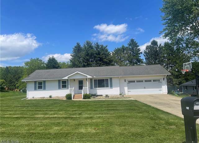 Property at 107 Summit Dr, Zanesville, OH 43701, 3 beds, 2 baths